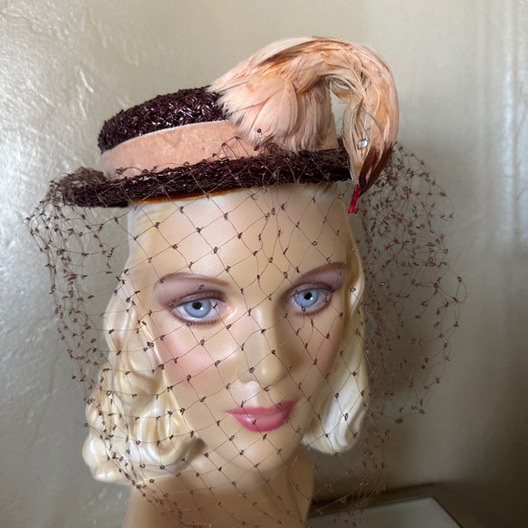 LOVELY 1940\'s BROIWN BOATER HAT WITH PINK FEATHER \